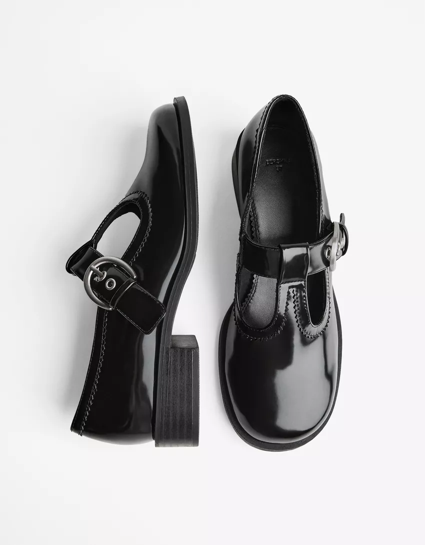 Strappy shoes with buckle