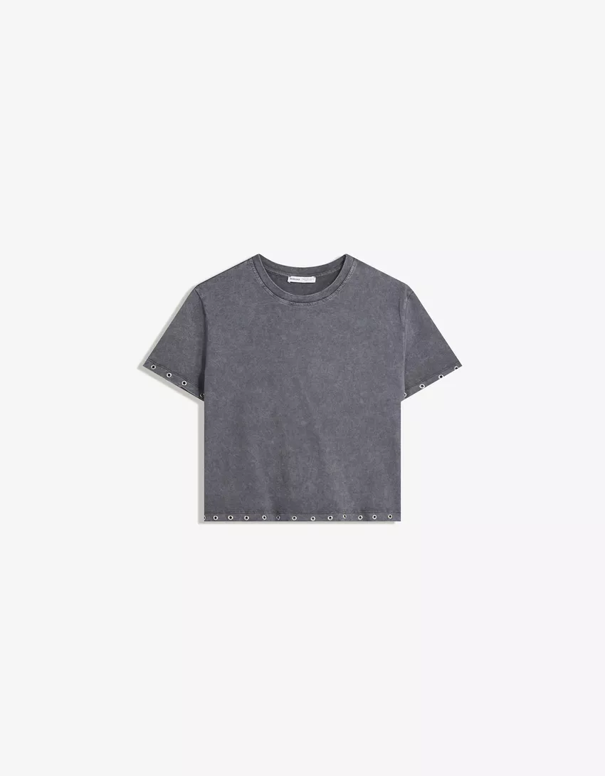 Short sleeve T-shirt with eyelets