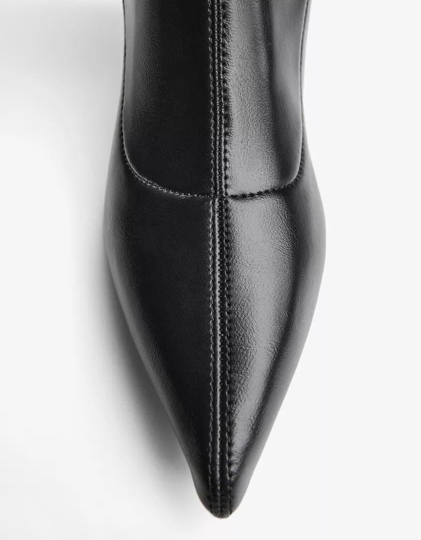 Fitted kitten-heel boots