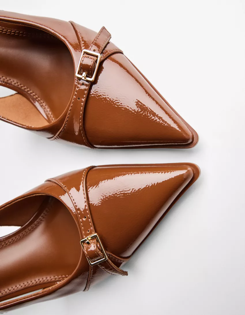 Kitten-heel shoes with buckled straps