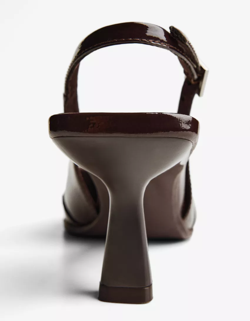 Kitten-heel shoes with buckled straps