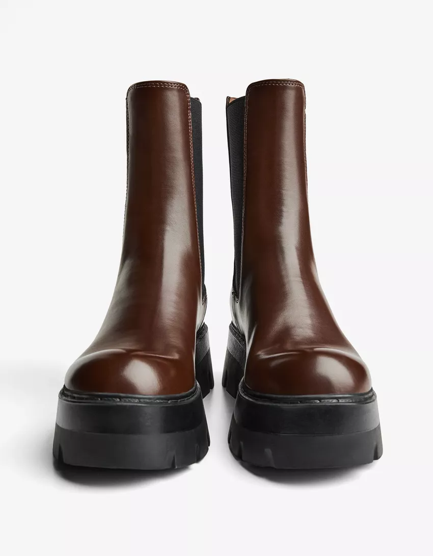 Ankle boots with elastic detail