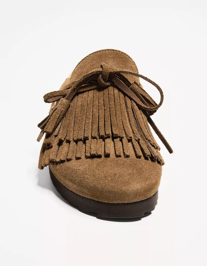 Flat LEATHER clogs with fringe detail