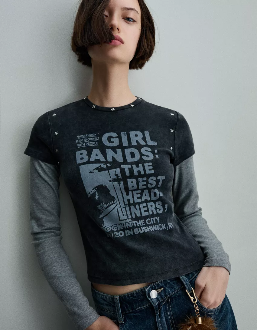 Short sleeve T-shirt with studs and print