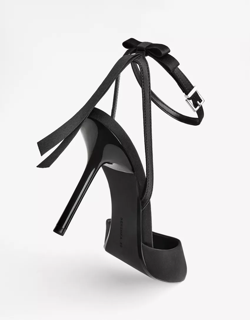 High-heel shoes with bow