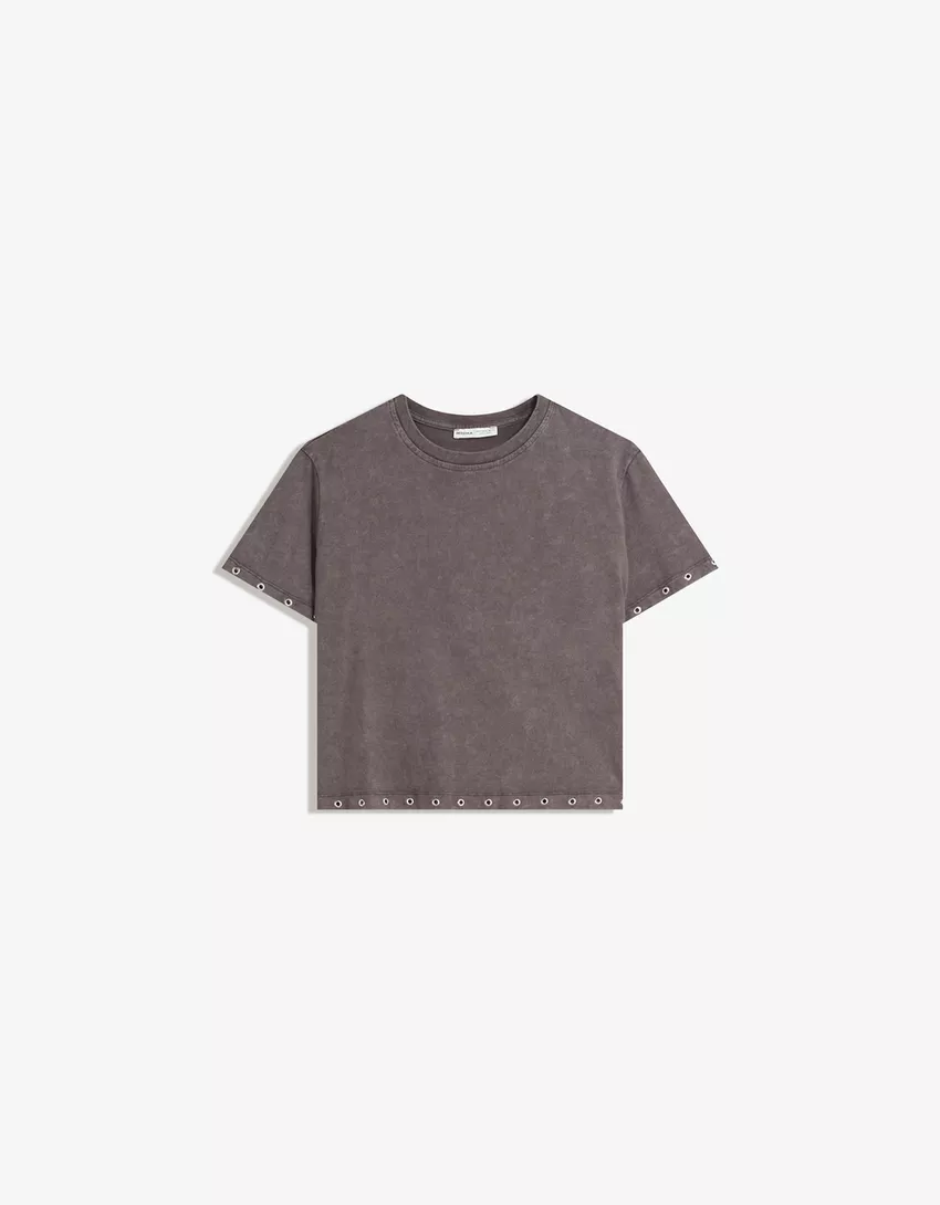 Short sleeve T-shirt with eyelets