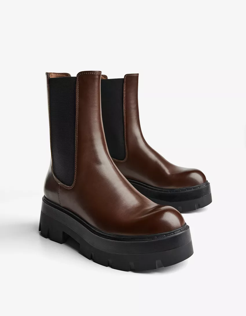 Ankle boots with elastic detail