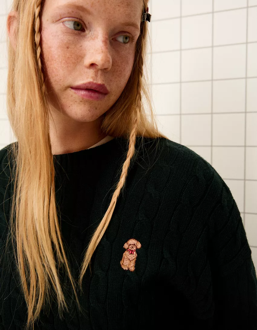 Cable-knit sweater with embroidery