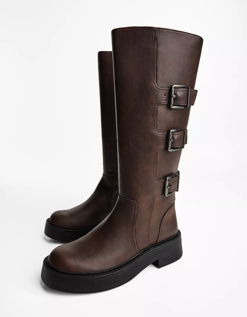 Flat boots with buckles