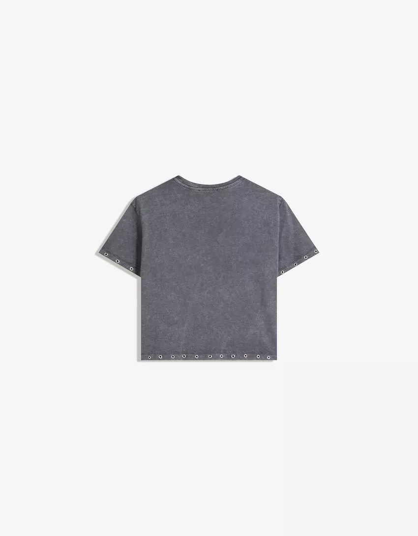 Short sleeve T-shirt with eyelets