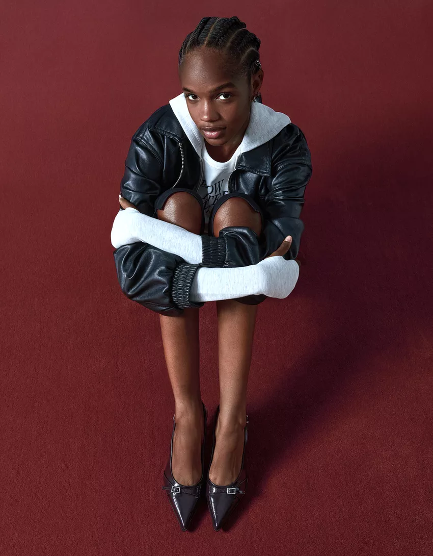 Kitten-heel shoes with buckled straps