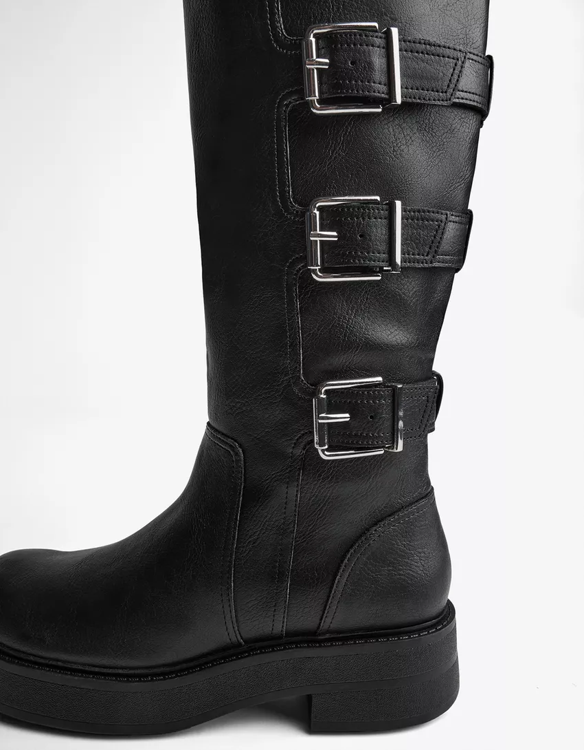 Flat boots with buckles