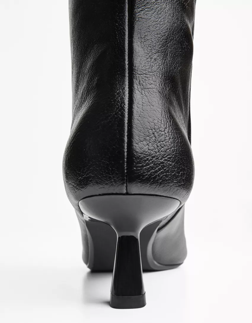 Kitten-heel boots