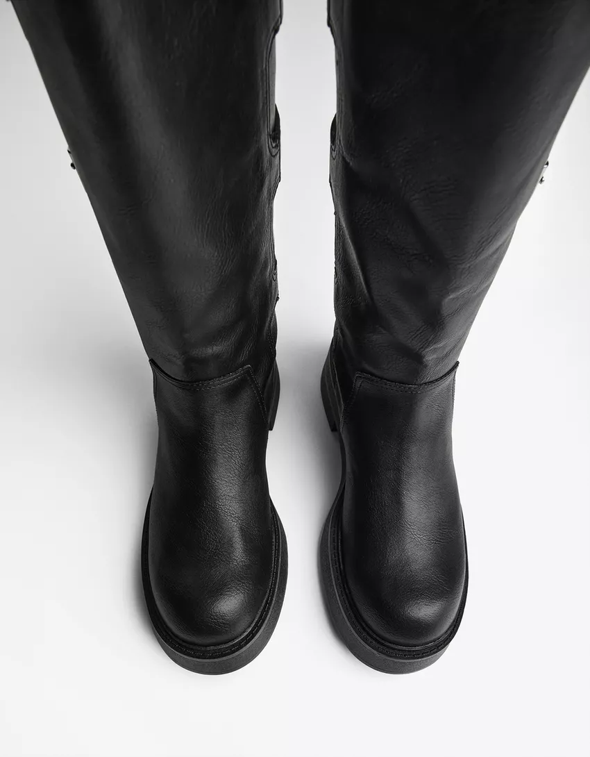 Flat boots with buckles