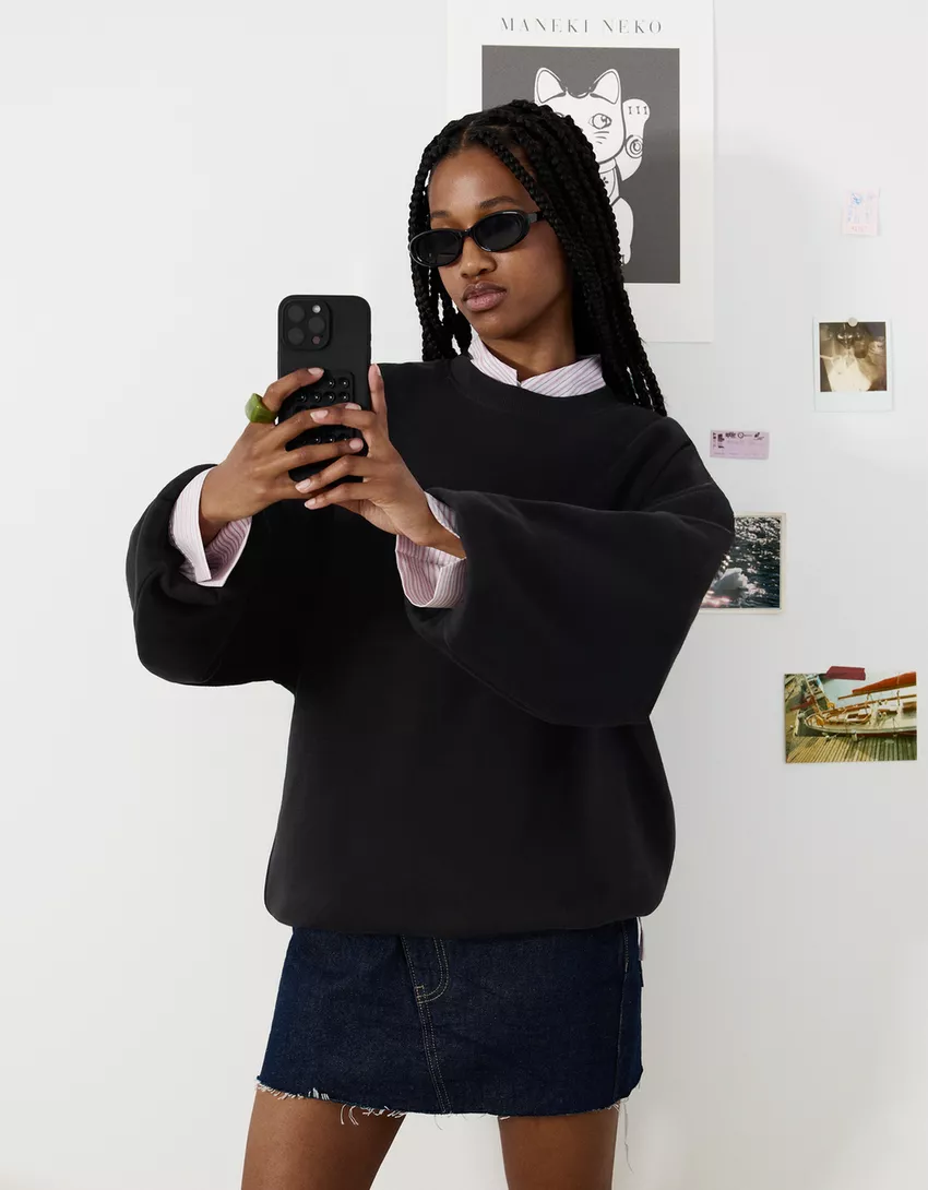 Oversize sweatshirt with pockets