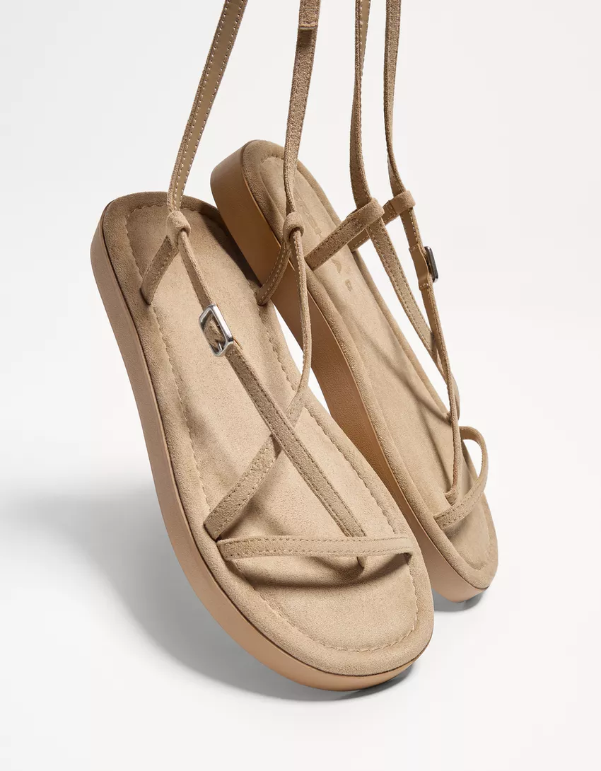 Flat sandals with straps