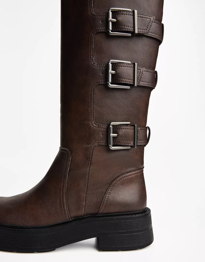 Flat boots with buckles