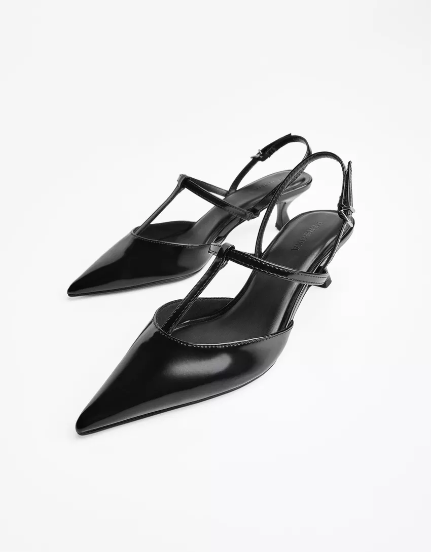 Kitten-heel shoes with strap