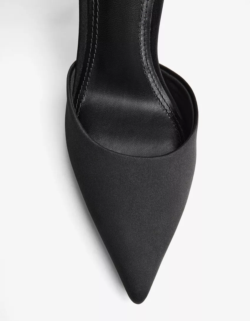 High-heel shoes with a flower