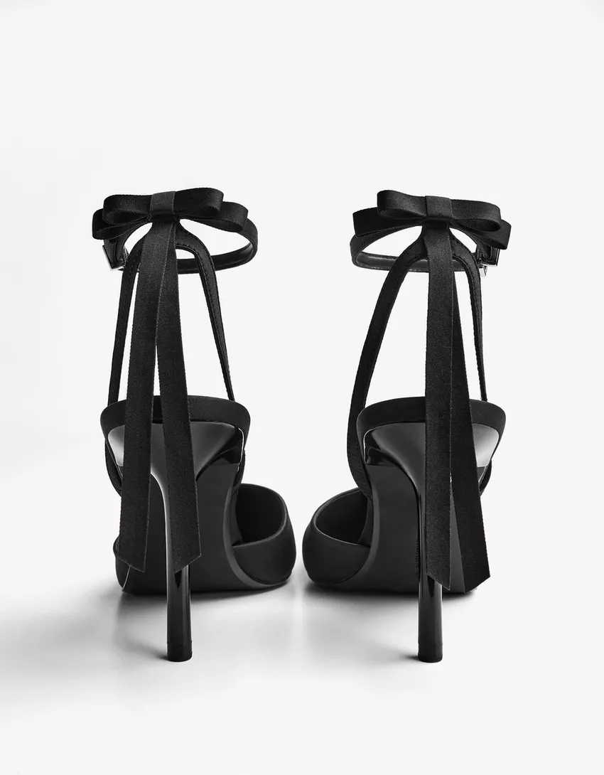 High-heel shoes with bow