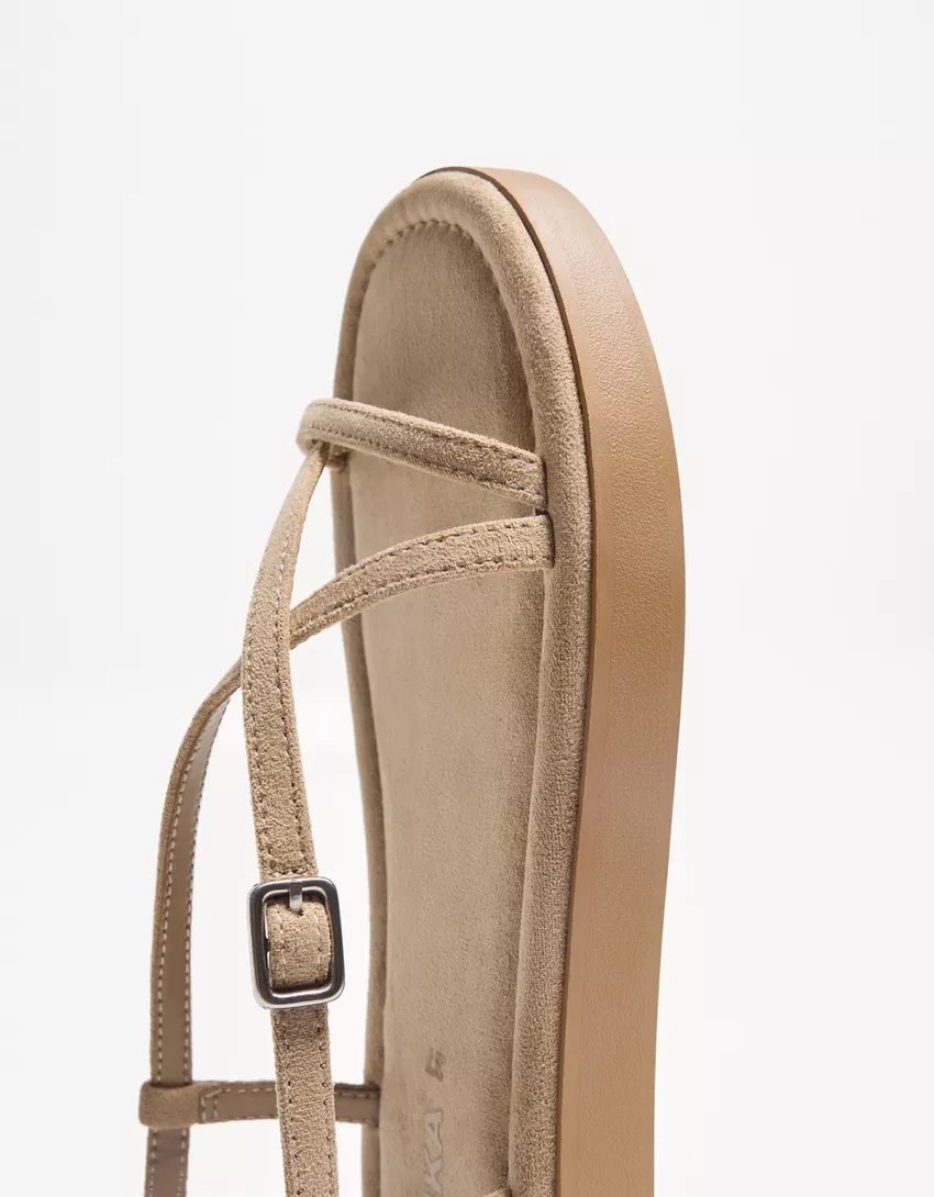 Flat sandals with straps