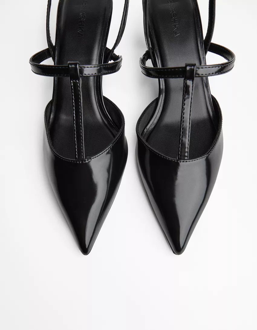 Kitten-heel shoes with strap