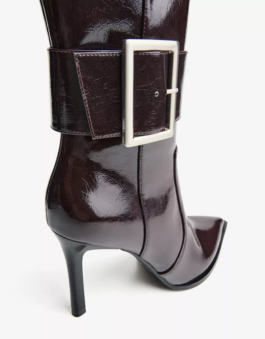 Heeled boots with buckle