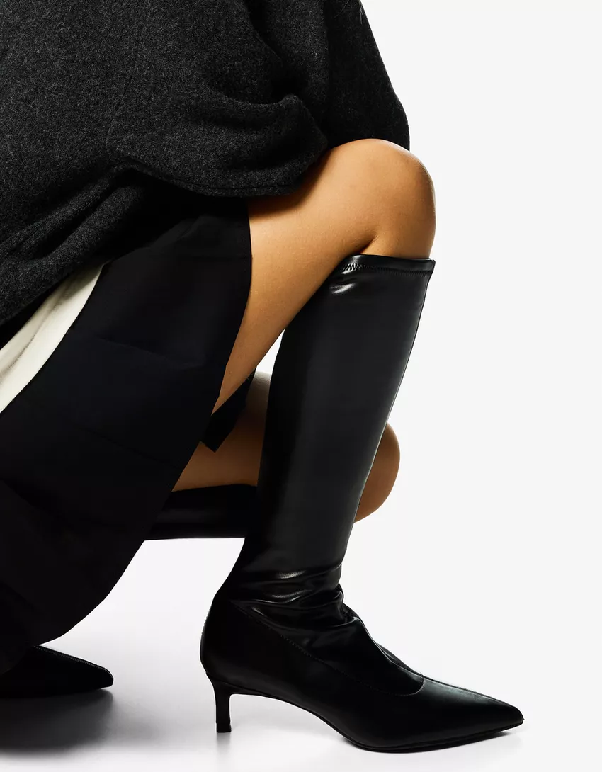 Fitted kitten-heel boots