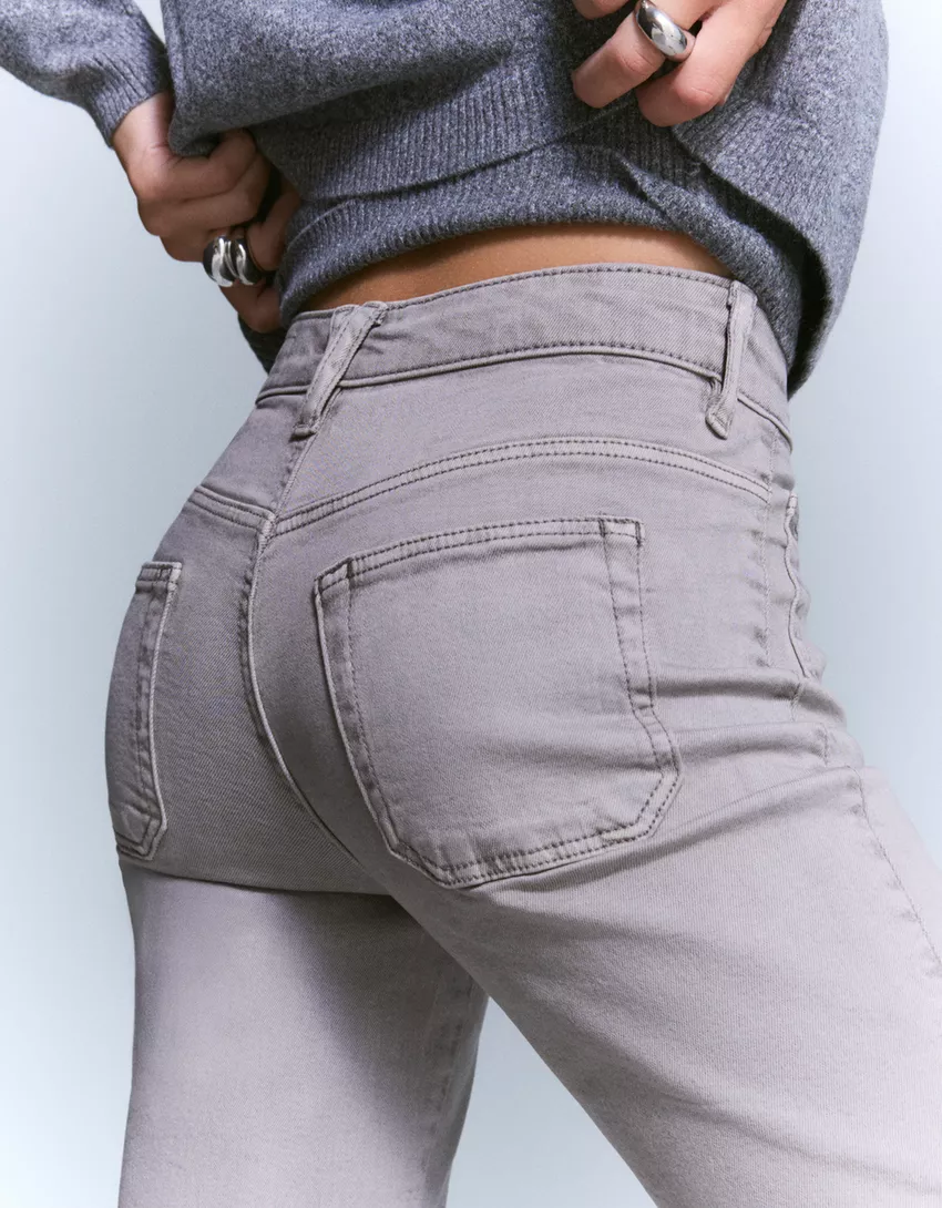 Flared pants with pocket flaps