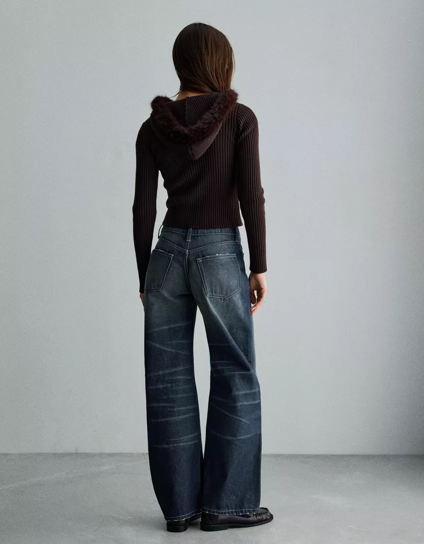 Low-rise slouchy jeans