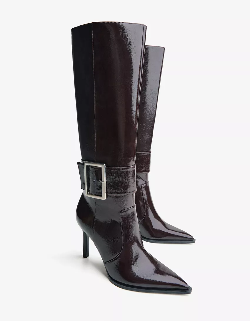 Heeled boots with buckle