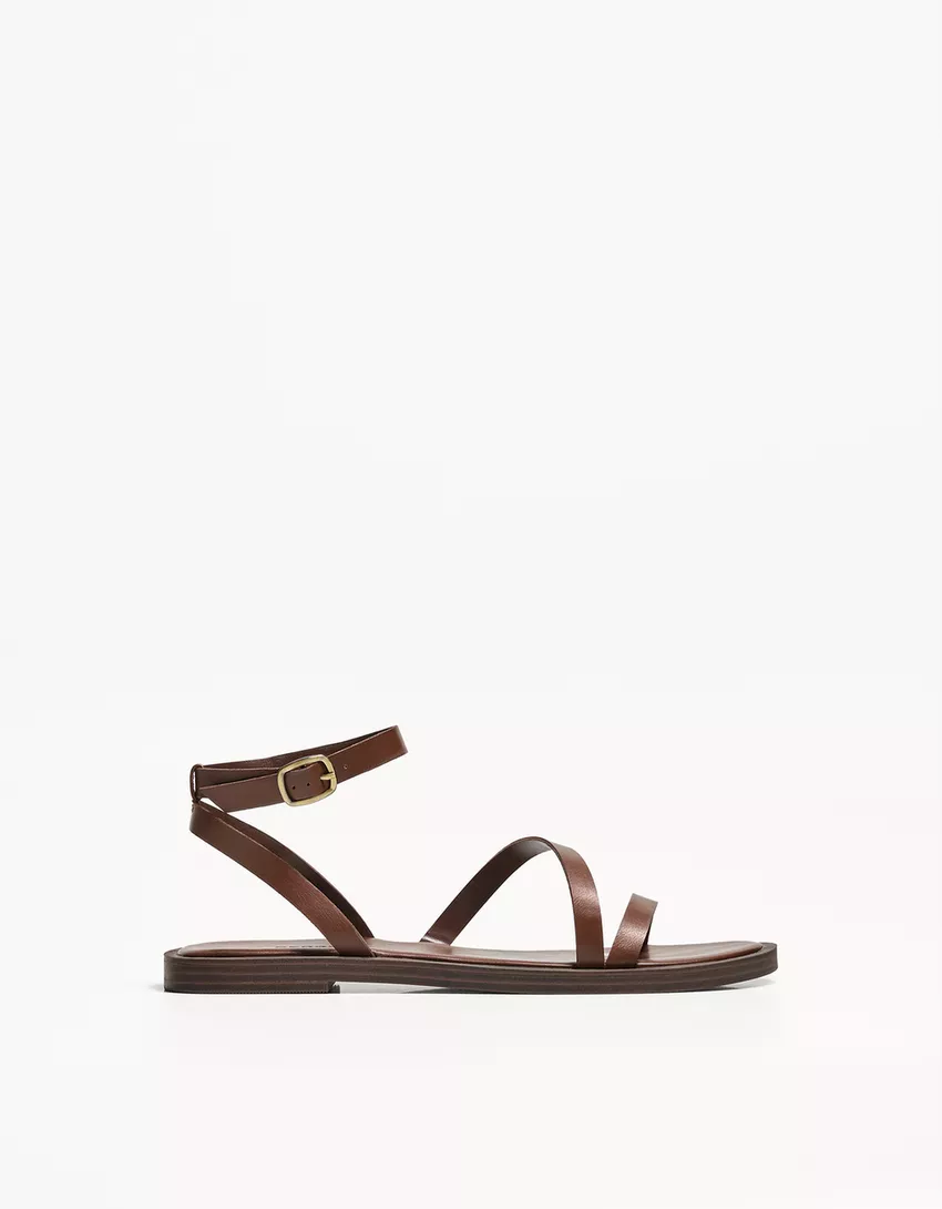 Flat sandals with straps