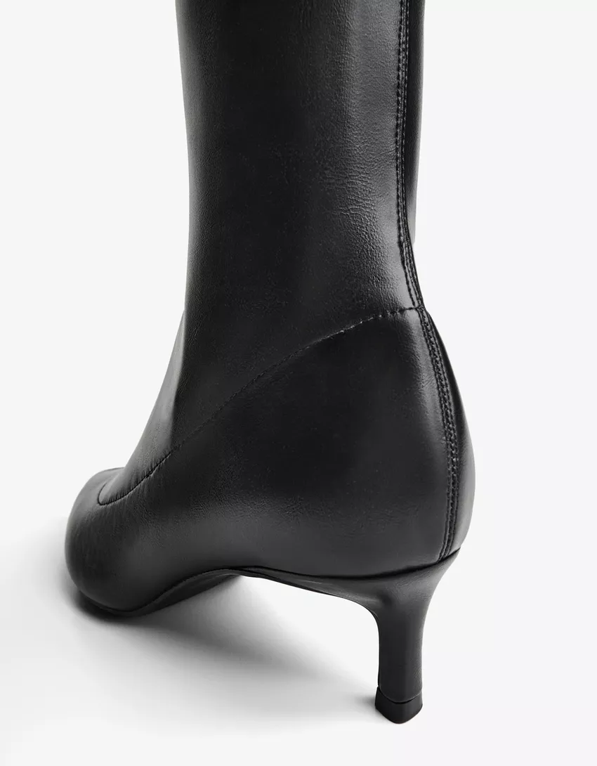 Fitted kitten-heel boots