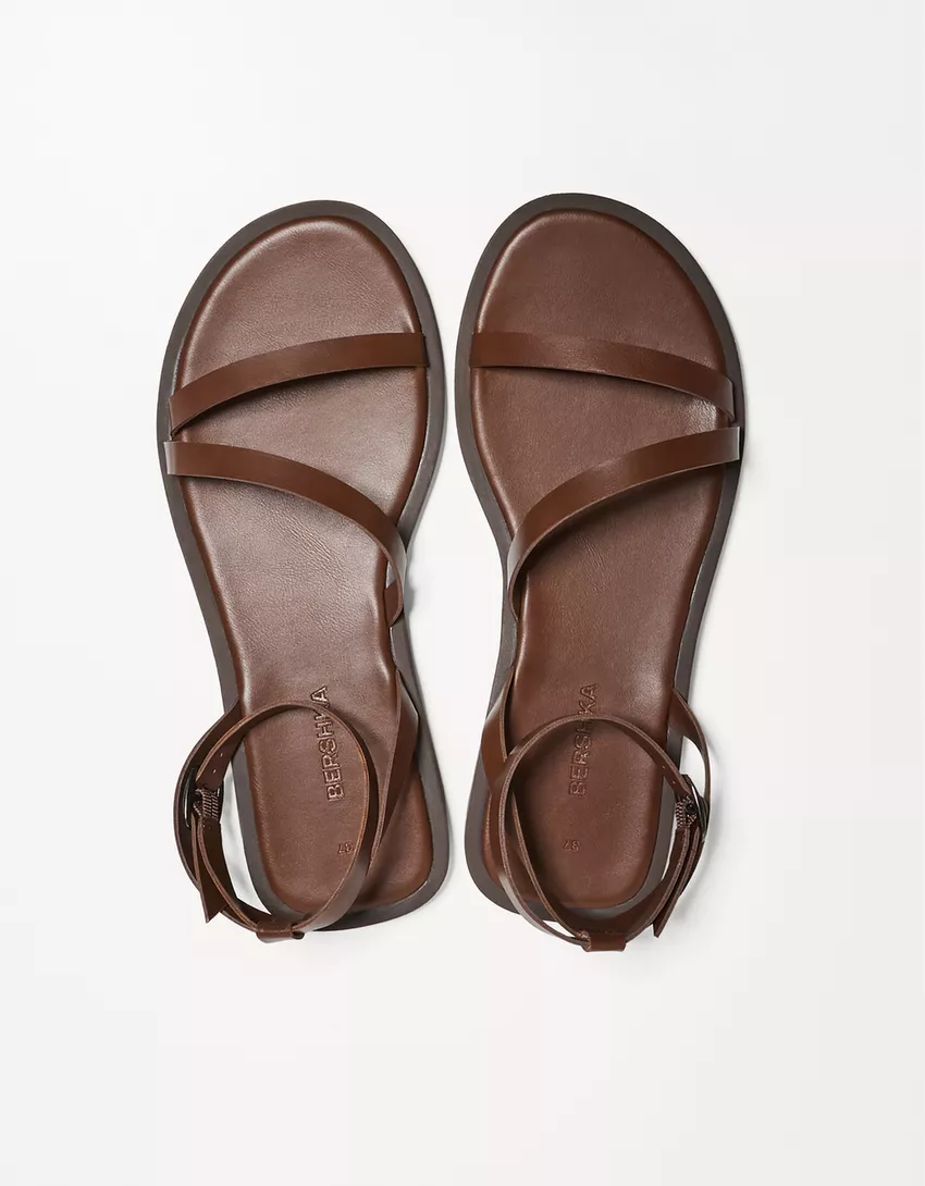Flat sandals with straps