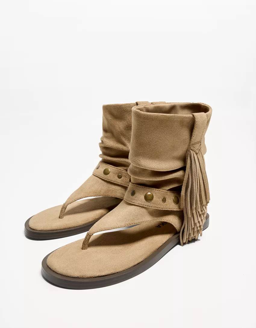 Flat sandals with fringed strap