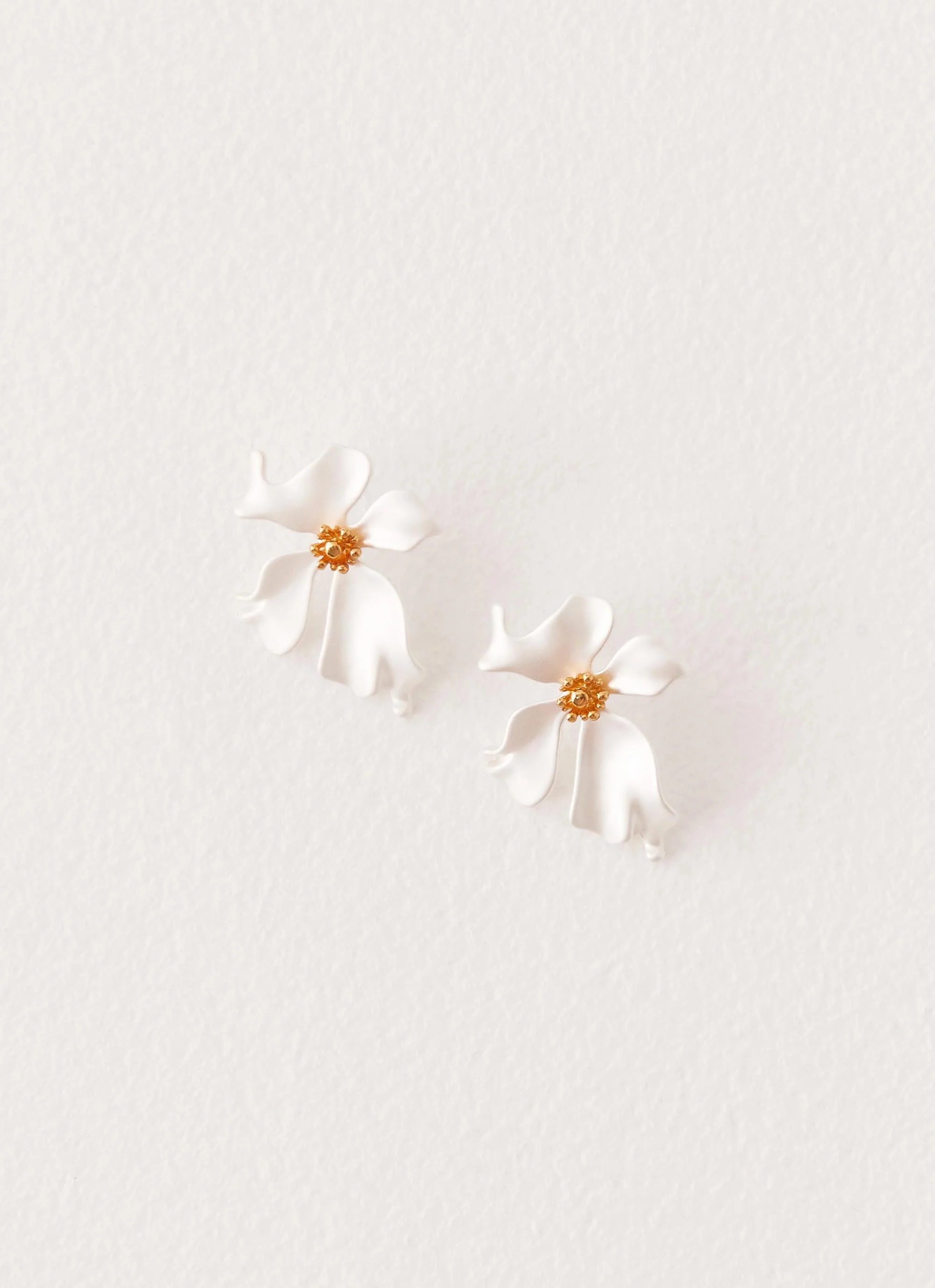 Avery Earrings - Pearl