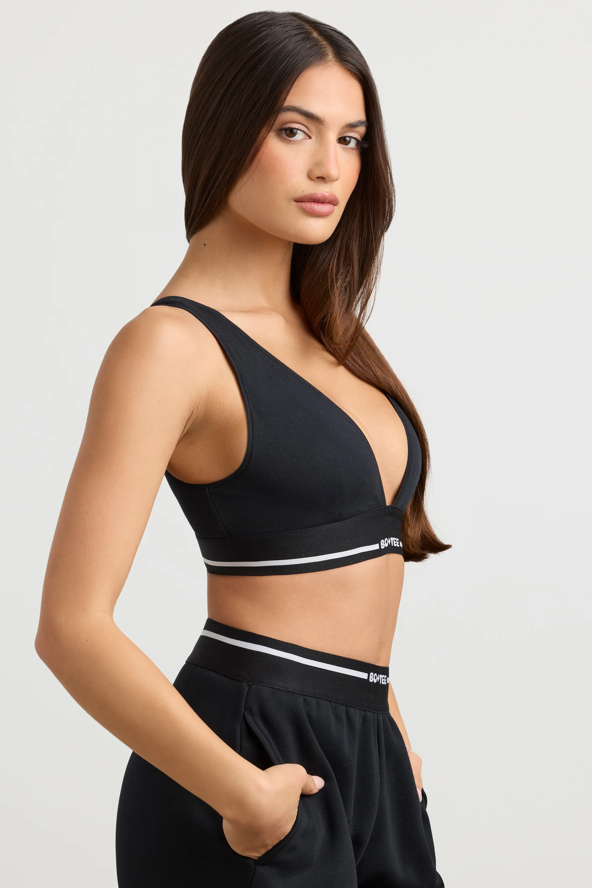 Recreation - Plunge-Neck Sports Bra in Black