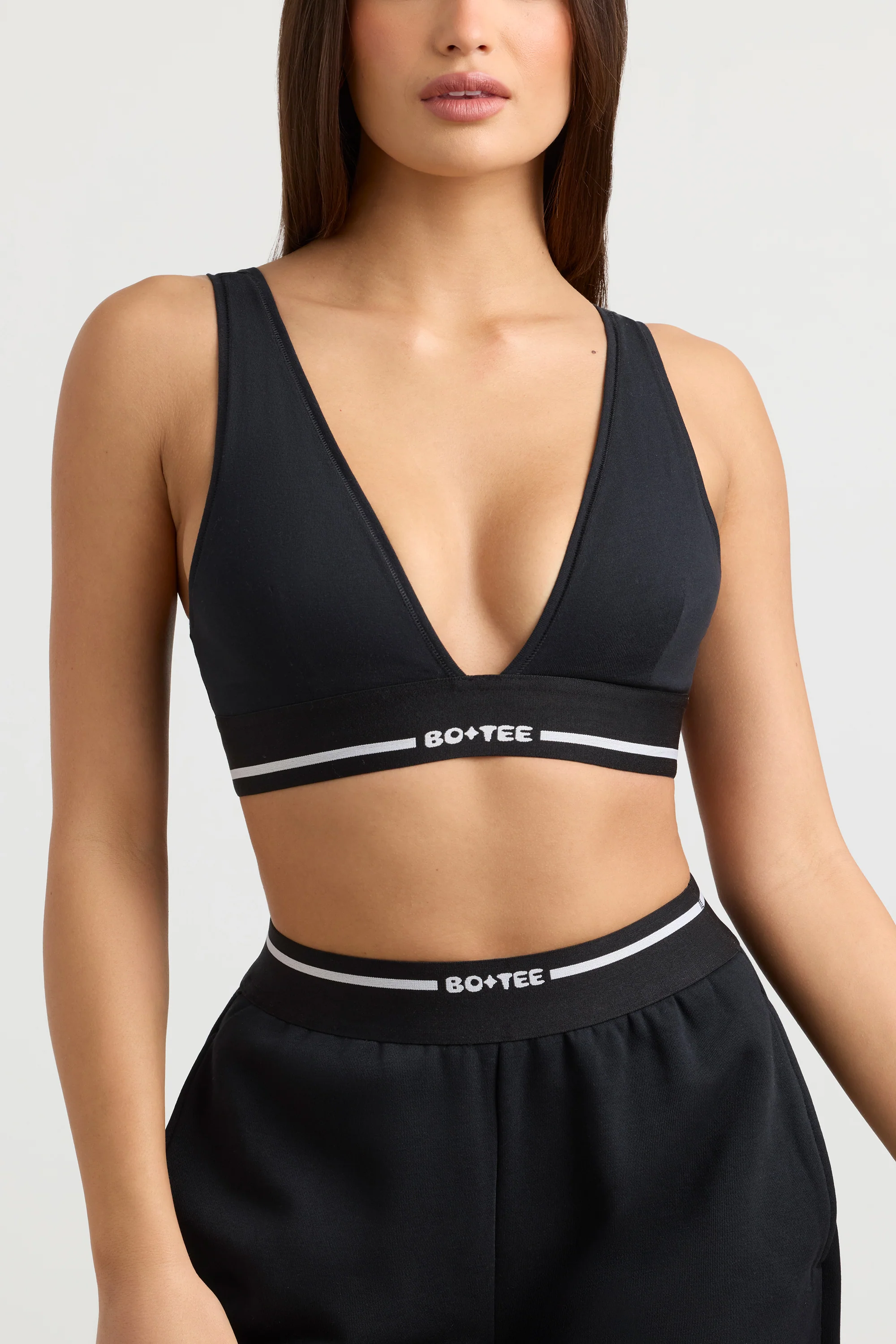 Recreation - Plunge-Neck Sports Bra in Black