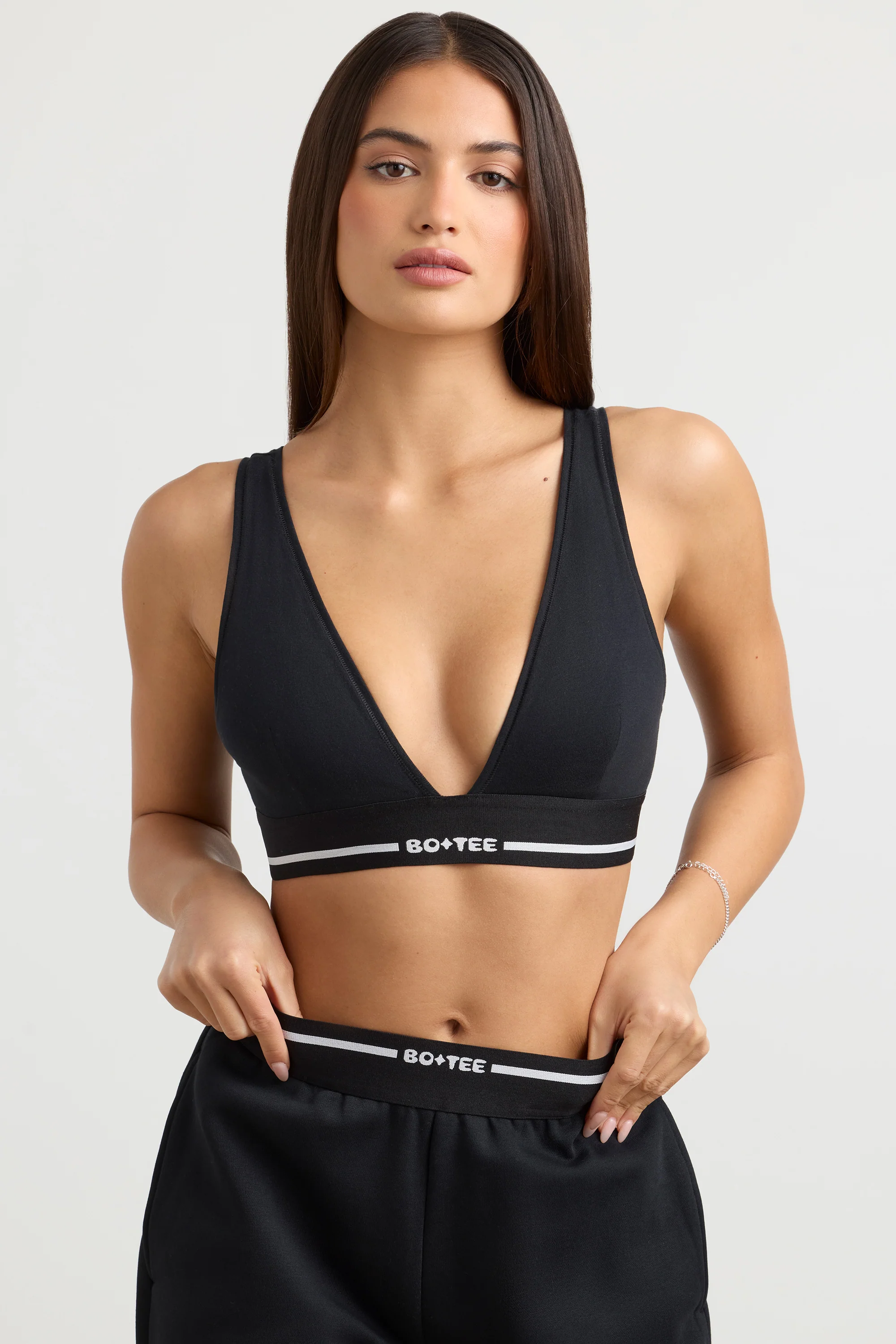 Recreation - Plunge-Neck Sports Bra in Black