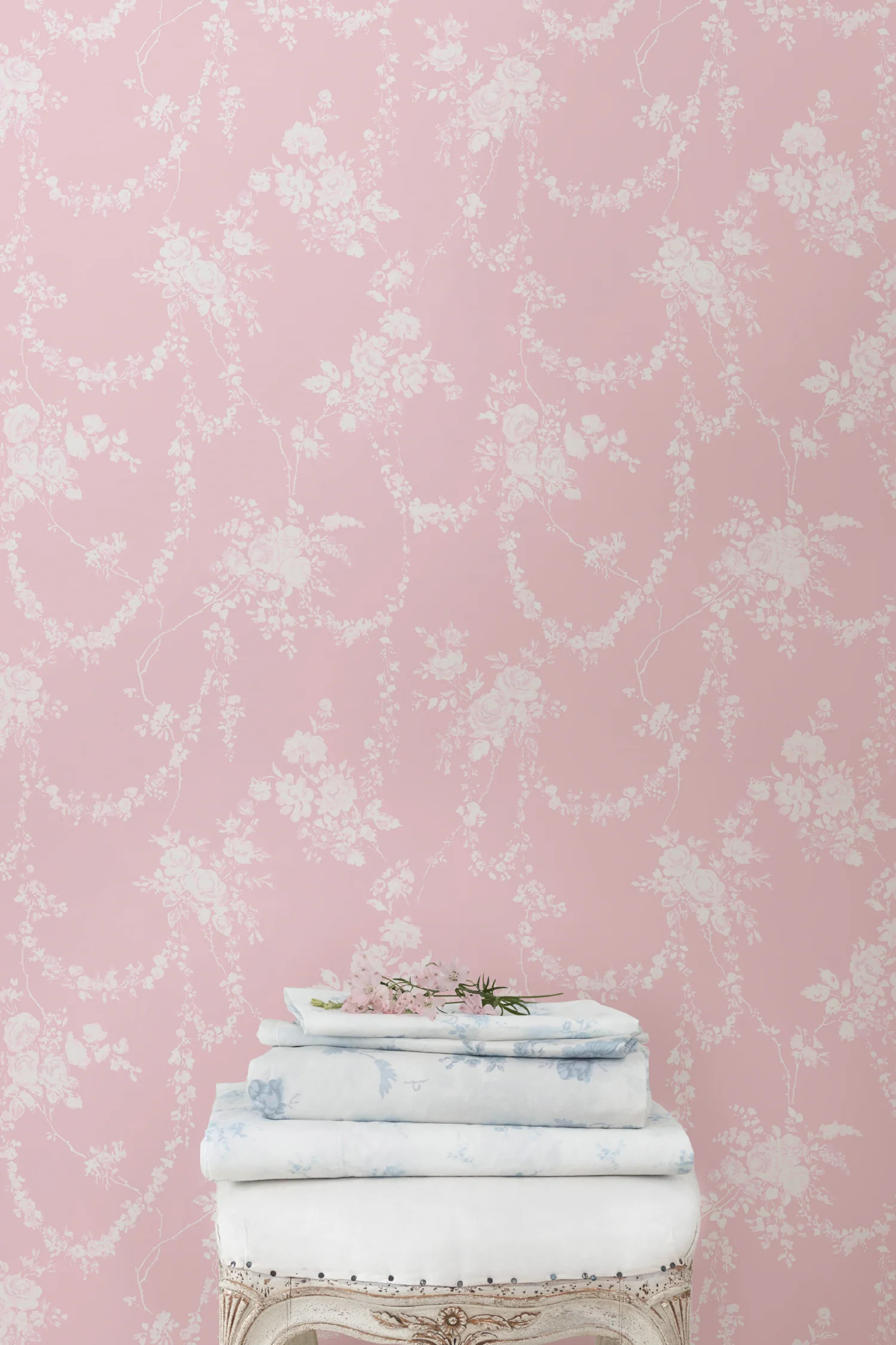 Chandelier Gates Standard Wallpaper