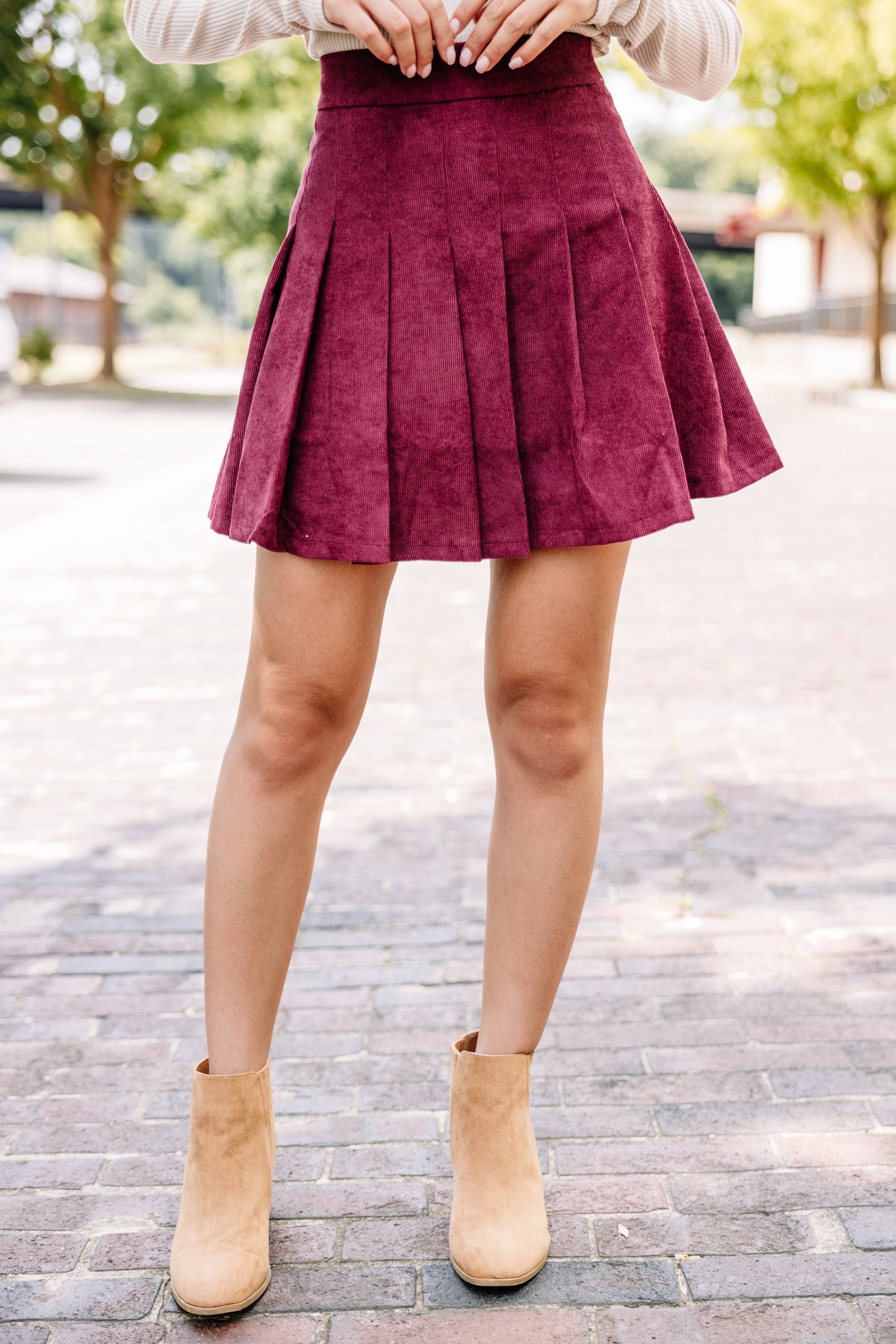 CHIRNAISHOP - Look This Way Wine Red Pleated Skort