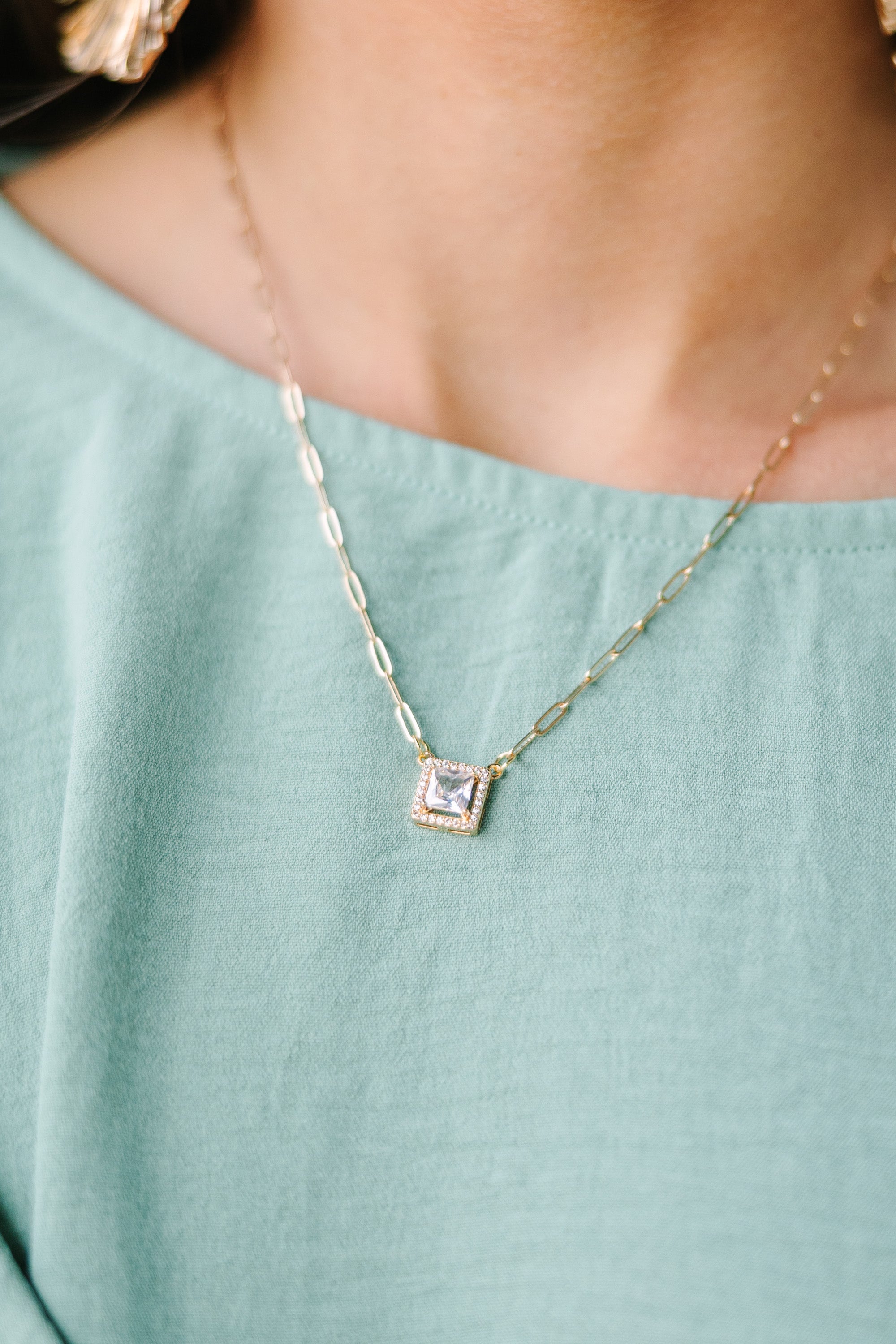 CHIRNAISHOP - Treat You Well Crystal Pendant Necklace