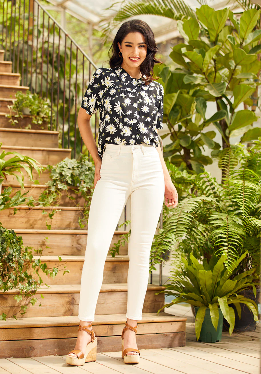 Daisy Buzz Button-Up Top