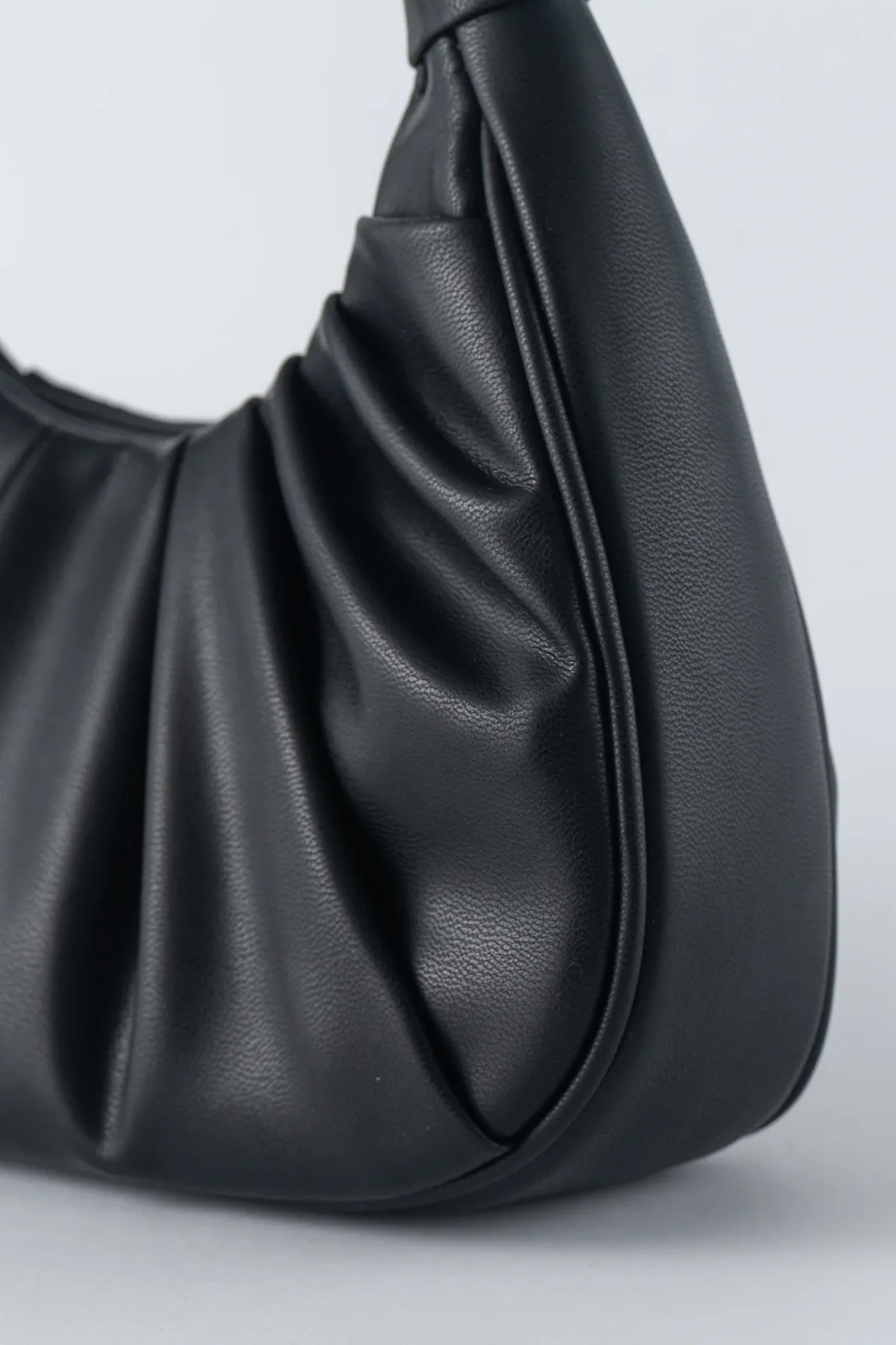 TEN TONES Alani Cloud Bag Black