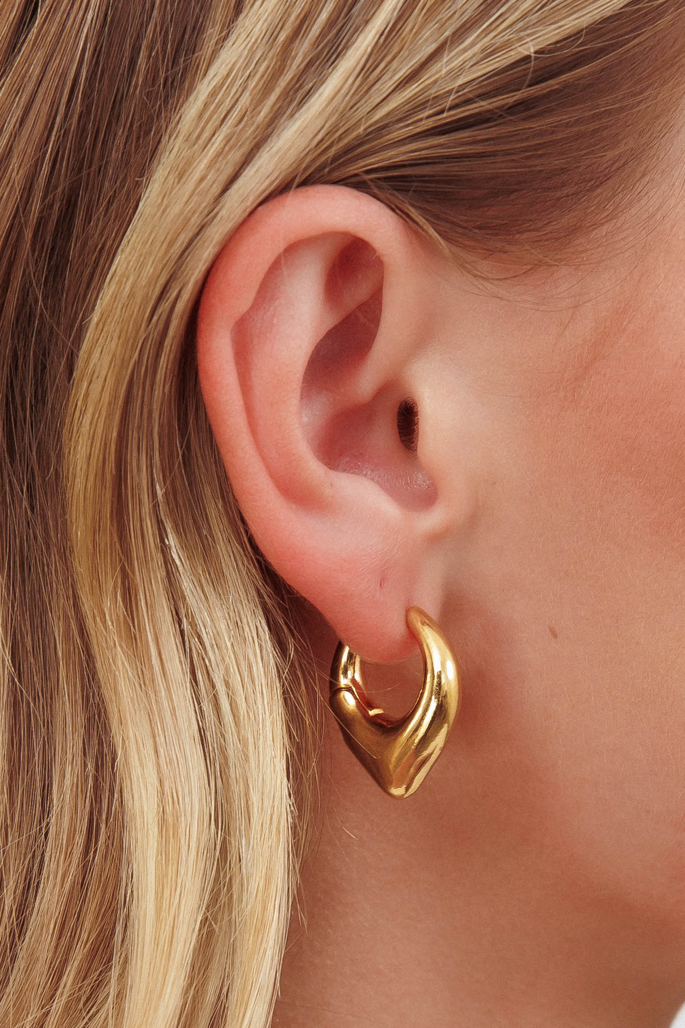 Eternal U-Shape Huggie Earrings Gold