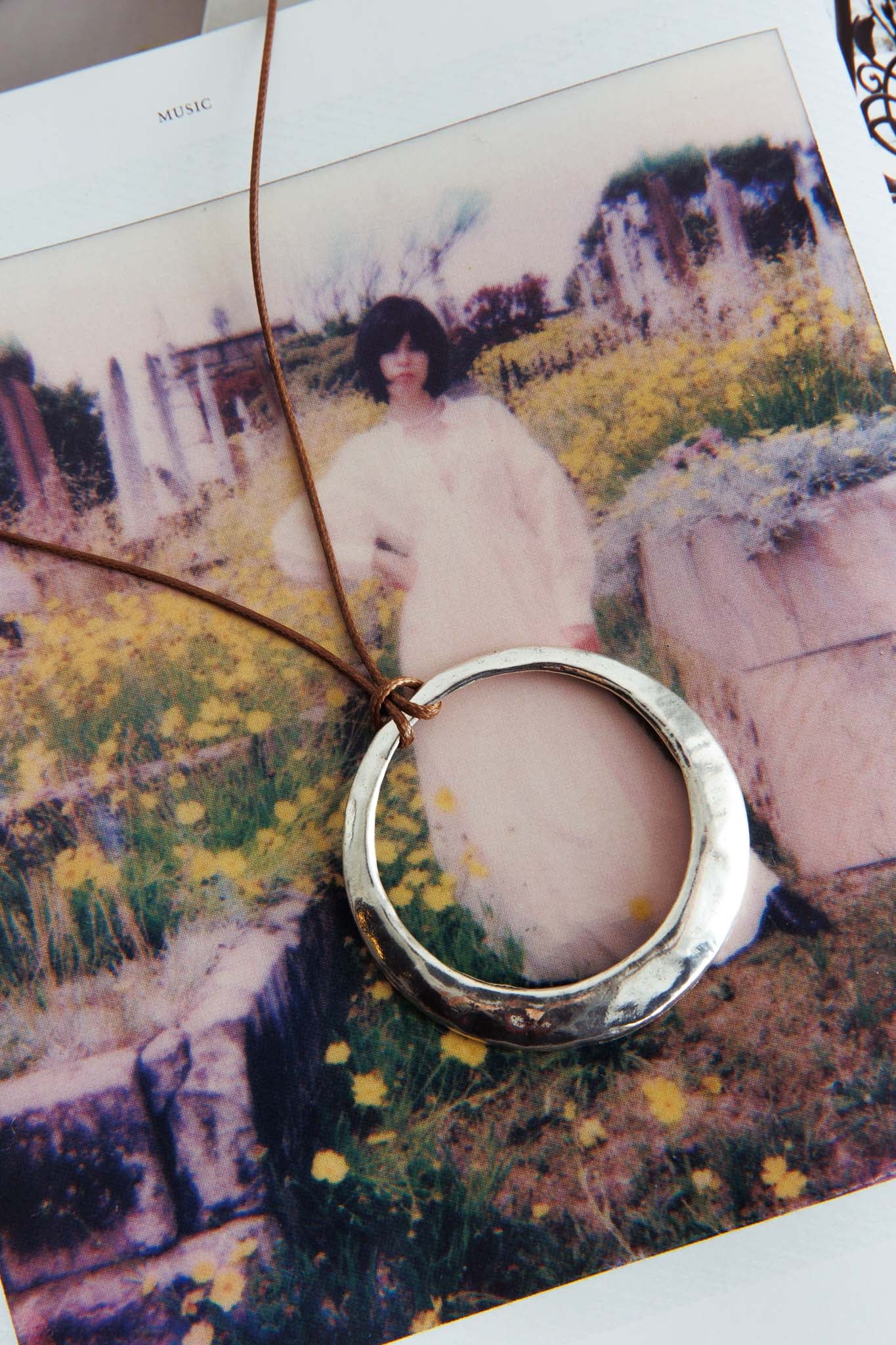 Le Monde Circle Pendant Necklace Silver