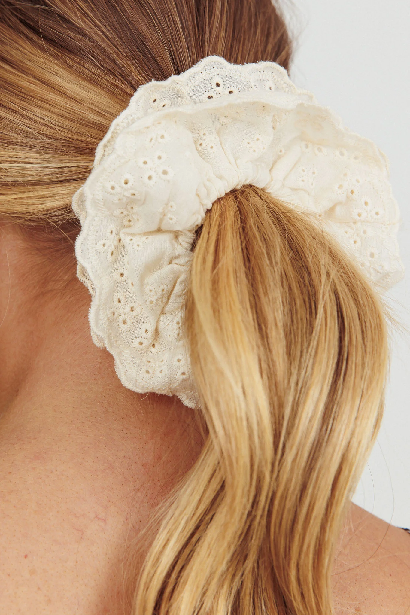 Emily Lace Scrunchie White