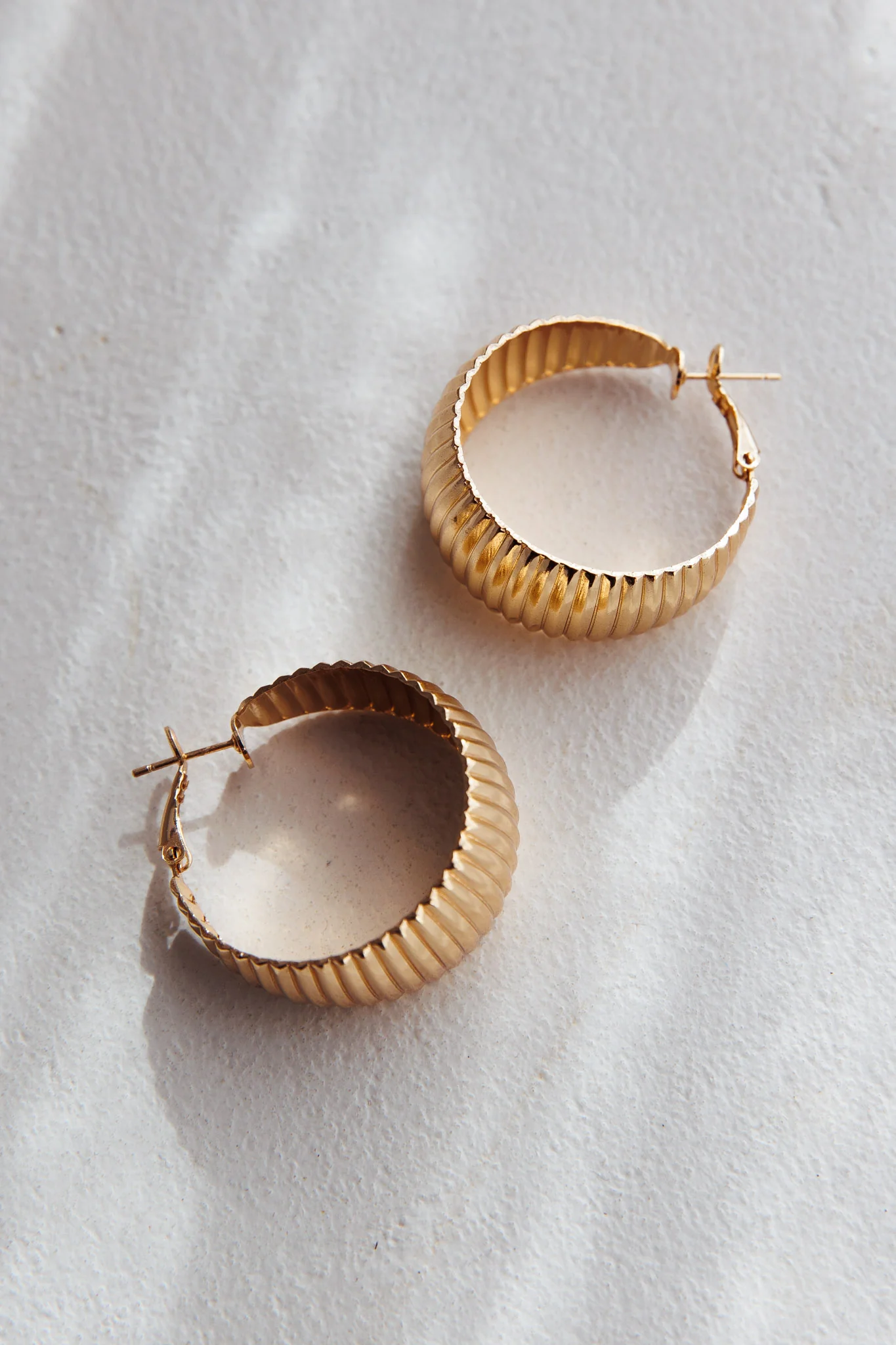 Laureen Ribbed Hoop Earrings Gold