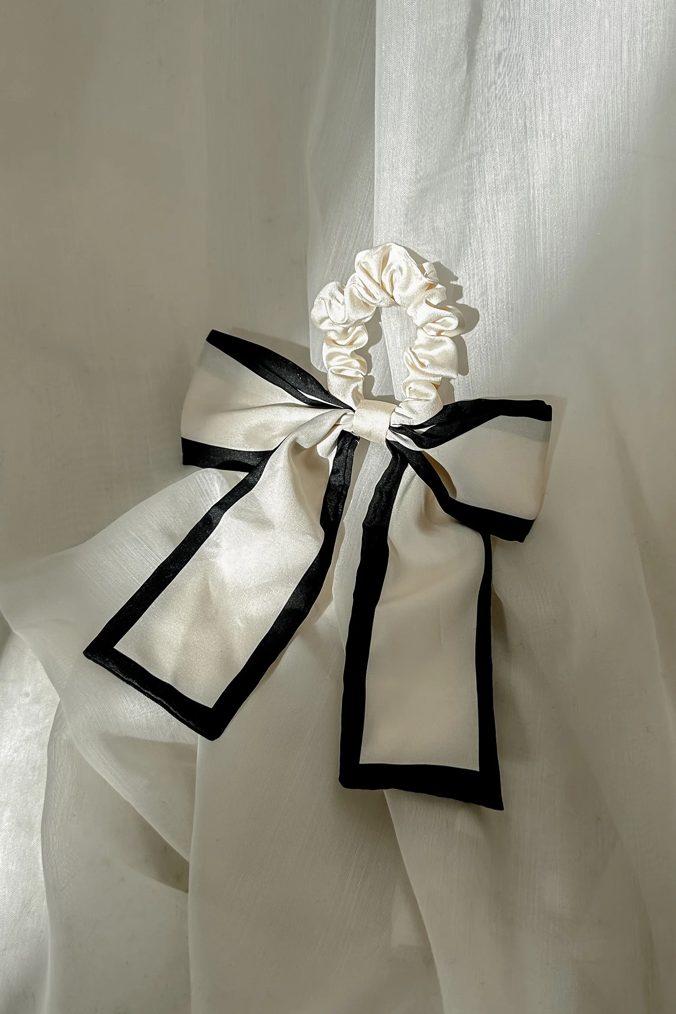 Mimi Contrast Bow Scrunchie White