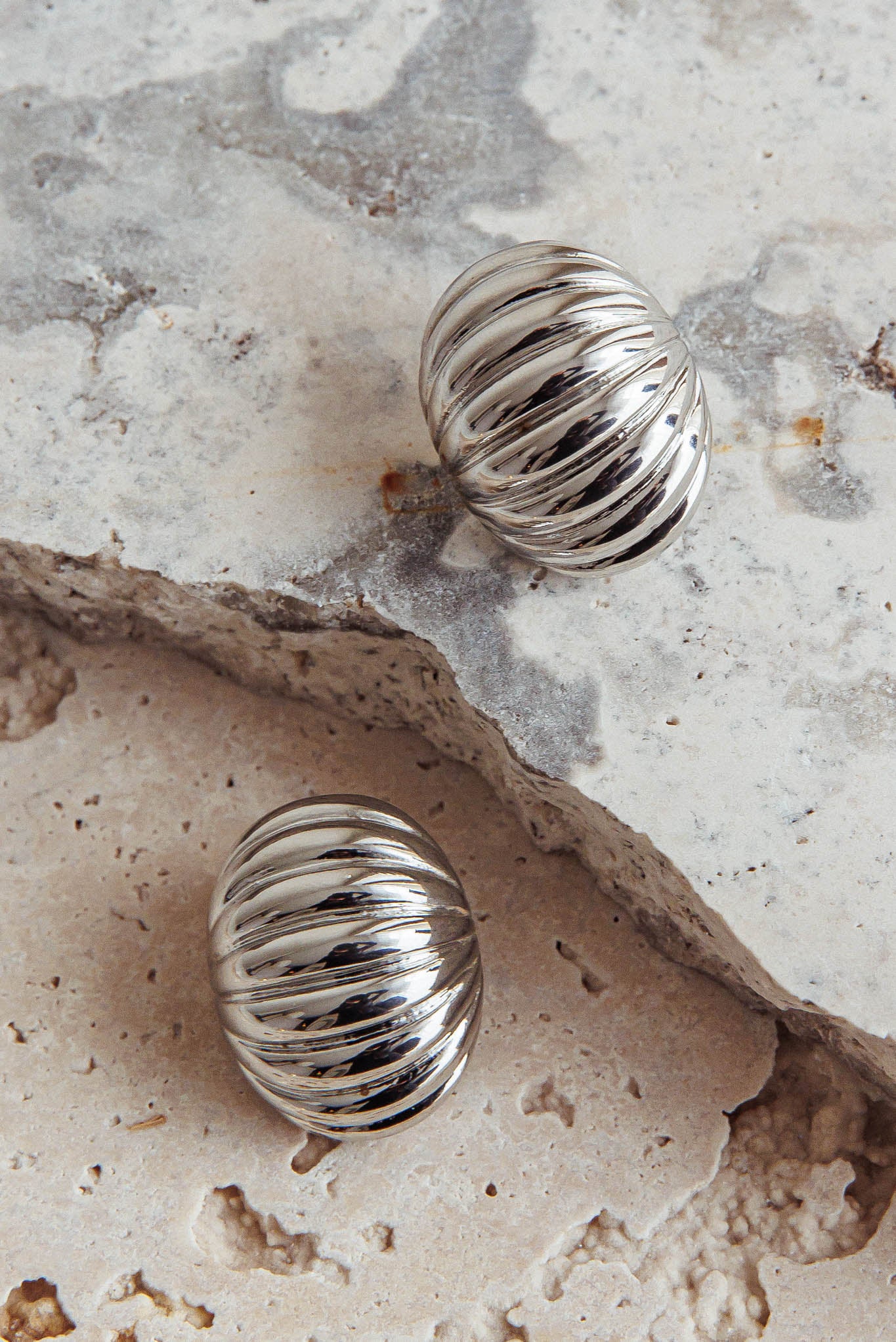 Shelly Ribbed Curve Earrings Dark Silver